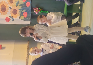 Dziewczynka mówi wiersz