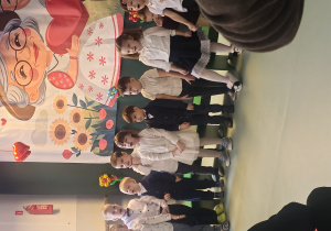 Dzieci wspólnie mówią wierszyk