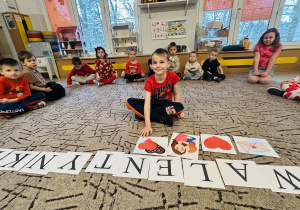 Chłopiec dokłada kolejny symbol Walentynek