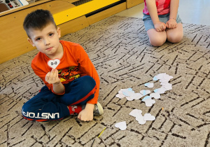 Chłopiec oblicza działanie matematyczne