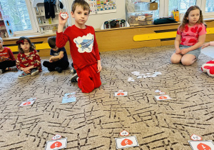 Chłopiec oblicza działanie matematyczne