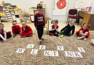 Chłopiec wskazuje odpowiednią literę