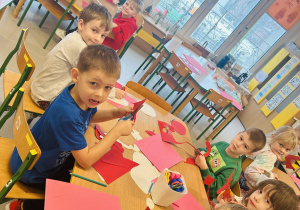 Dzieci wykonują pracę plastyczną