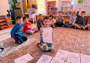 Chłopiec pokazuje obrazek