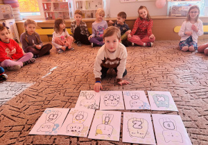 Chłopiec układa wyraz z liter