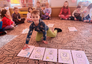 Chłopiec układa wyraz z liter