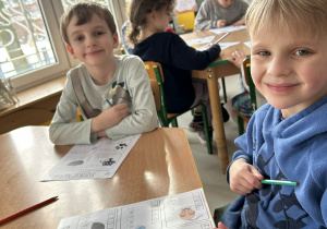 Dzieci wykonują kartę pracy