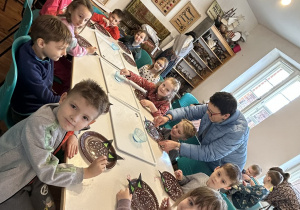 Dzieci wykonują pracę plastyczną