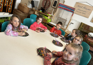 Dzieci wykonują pracę plastyczną