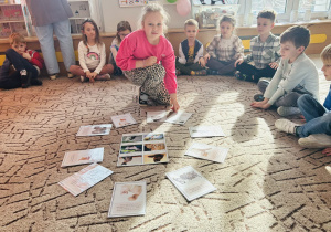 Dziewczynka pokazuje obrazek