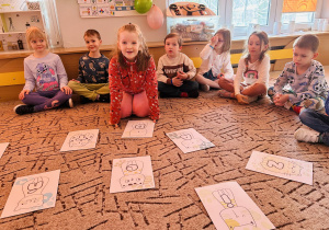 Dziewczynka szuka odpowiedniej litery