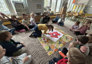 Dzieci malują farbami ilustrację