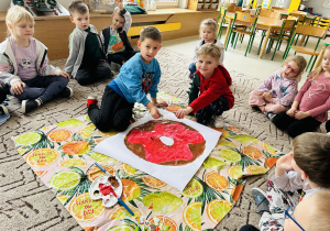 Dzieci malują farbami ilustrację