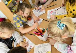 Dzieci wykonują zadania przy stole