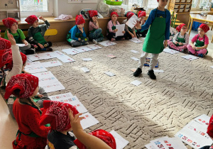 Chłopiec pokazuje obrazek dzieciom