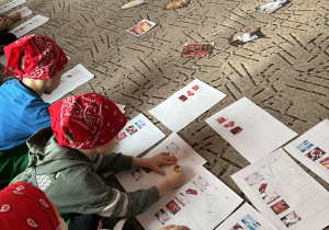 Dzieci patrzą jakie składniki są potrzebne do przygotowania żulika