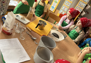 Dzieci przygotowują żulik