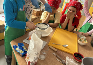 Dzieci wspólnie z nauczycielem przygotowują żulik