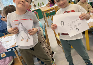 Chłopcy pokazuję swoje prace