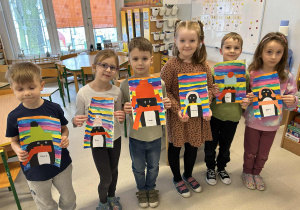 Dzieci pokazują swoje prace