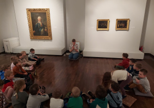 Dzieci słuchają prowadzącej