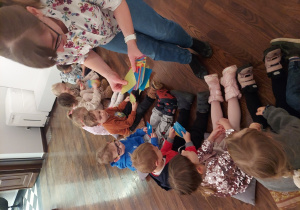 Dzieci dostają karteczki o różnych kolorach, aby sprawdzić jakie kolory powstaną z ich połączenia