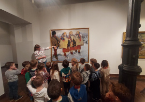 Dzieci oglądają obraz - pora roku: zima