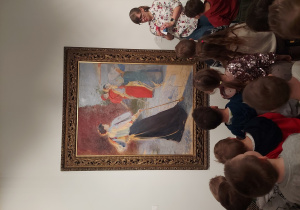 Dzieci oglądają obraz - pora roku: jesień