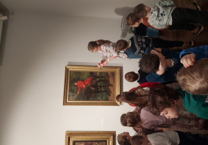 Dzieci oglądają obraz - pora roku: lato