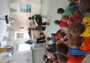 Dzieci słuchają brzmienia gitary