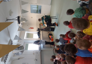 Dzieci słuchają o historii powstania gitary