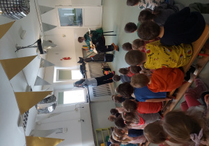 Prowadzący zadają pytania dzieciom