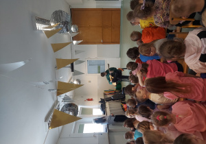 Dzieci śpiewają piosenkę