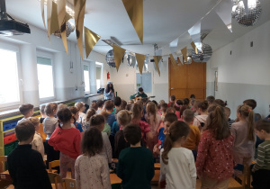 Dzieci naśladują ruchy