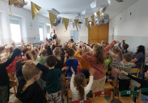 Dzieci tańczą taniec reprezentujący różne emocje