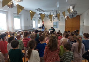 Dzieci śpiewają piosenkę na zakończenie