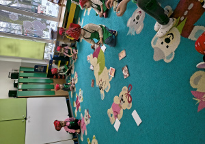 Dzieci układają składniki