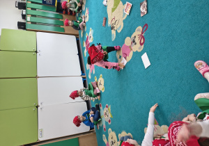 Dzieci układają składniki