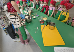 Dzieci mieszają składniki