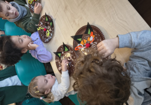 Dzieci ozdabiają sylwetkę kota