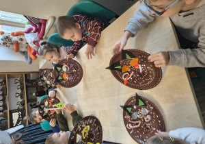 Dzieci pokazują prace kota