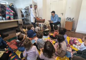 Dzieci słuchają bajki