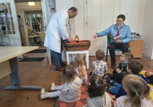 Dzieci słuchają bajki