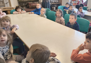 Dzieci siedzą przy stole