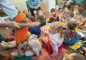 Dzieci witają się z maskotką kota