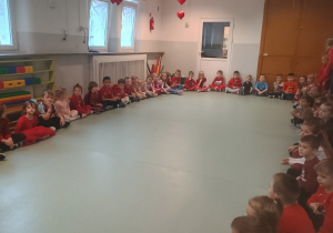 Dzieci uczestniczą w zabawach walentynkowych