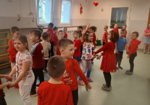 Dzieci uczestniczą w zabawach walentynkowych