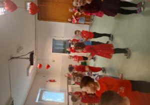 Dzieci uczestniczą w zabawach walentynkowych