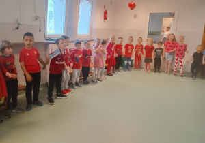 Dzieci uczestniczą w zabawach walentynkowych