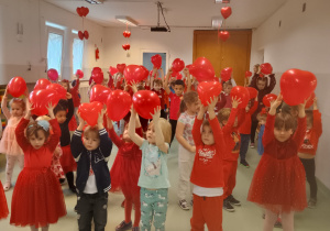 Dzieci uczestniczą w zabawach walentynkowych